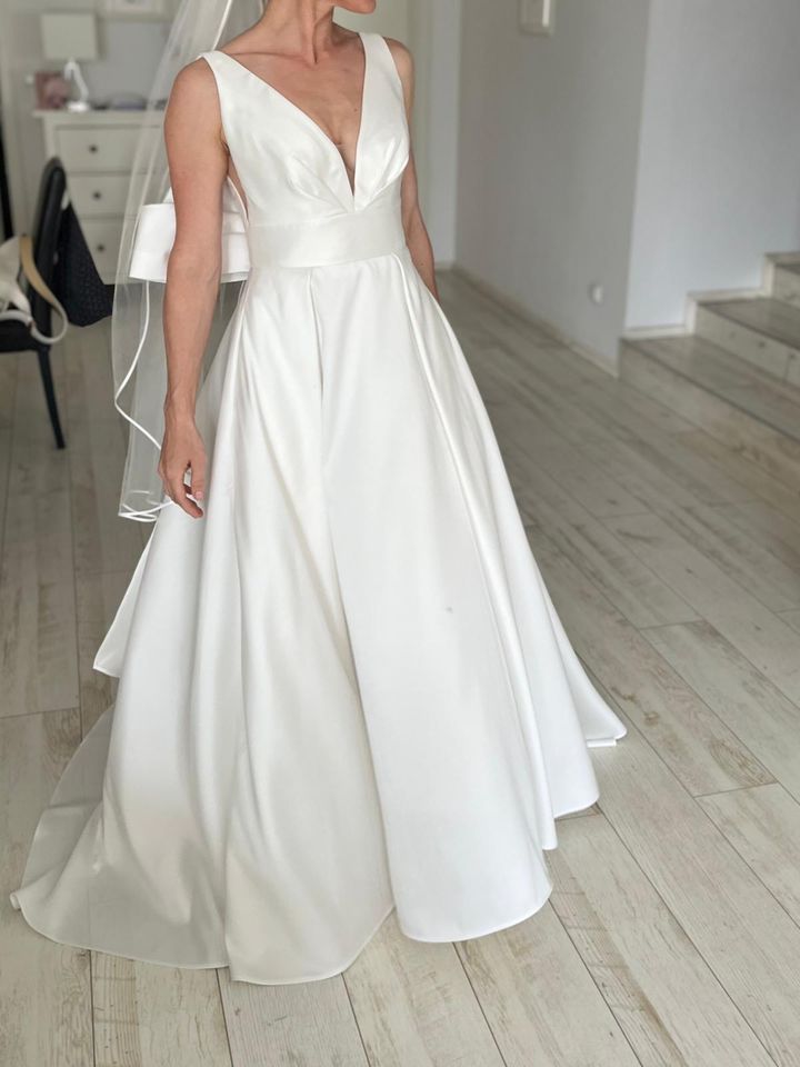 Brautkleid, elegant, edel mit abnehmbarer Schleife in Rostock