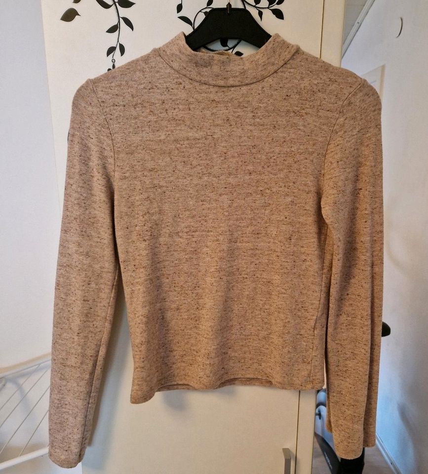 Pullover Shirts Stück 2€ in Schwalbach