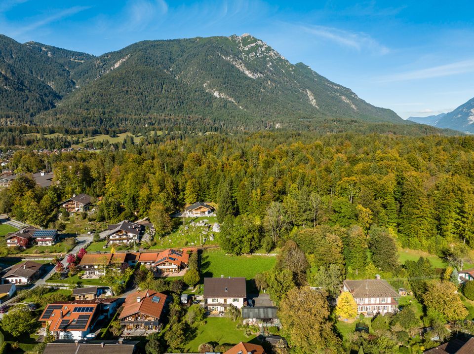 Charmante Alpenvilla mit großem Garten in ruhiger Lage in Grainau mit traumhaftem Ausblick auf die Zugspitze in Grainau