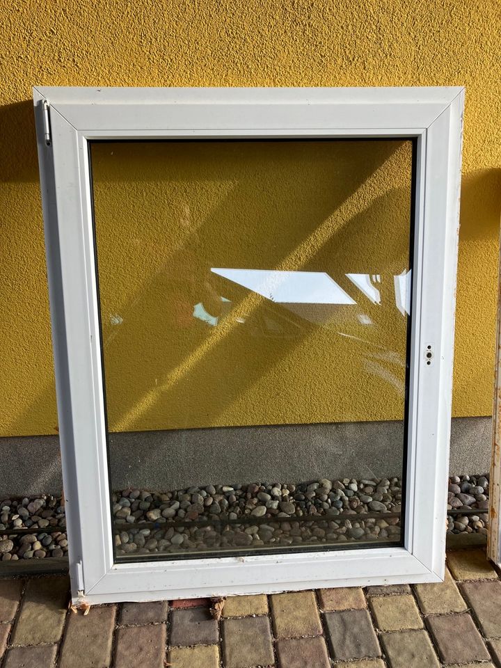 Fenster Kunststoff weiß 2-Fach Verglasung 1,07m x 1,36m in Rostock