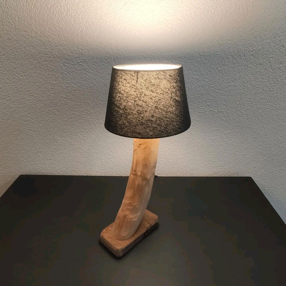 Tischlampe mit kleinem Lampenschirm in Seckach