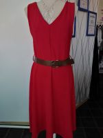 Aufregendes rotes Kleid mit passendem Gürtel Gr. 36-40 Niedersachsen - Wolfsburg Vorschau