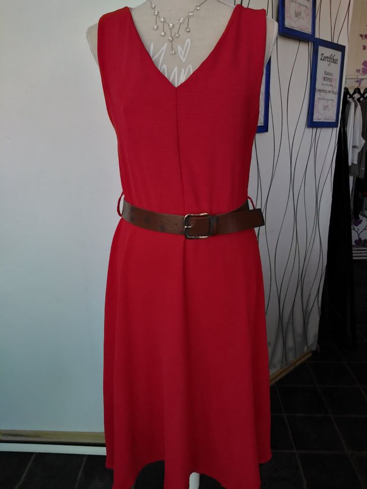 Aufregendes rotes Kleid mit passendem Gürtel Gr. 36-40 in Wolfsburg