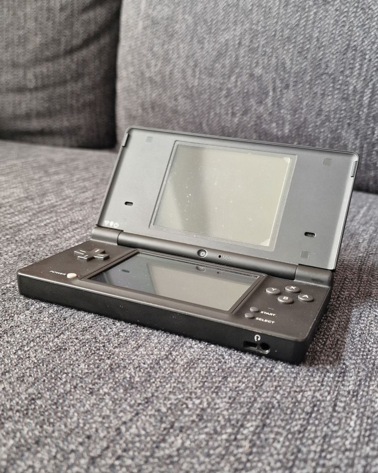 Nintendo DS in schwarz in Neu-Anspach