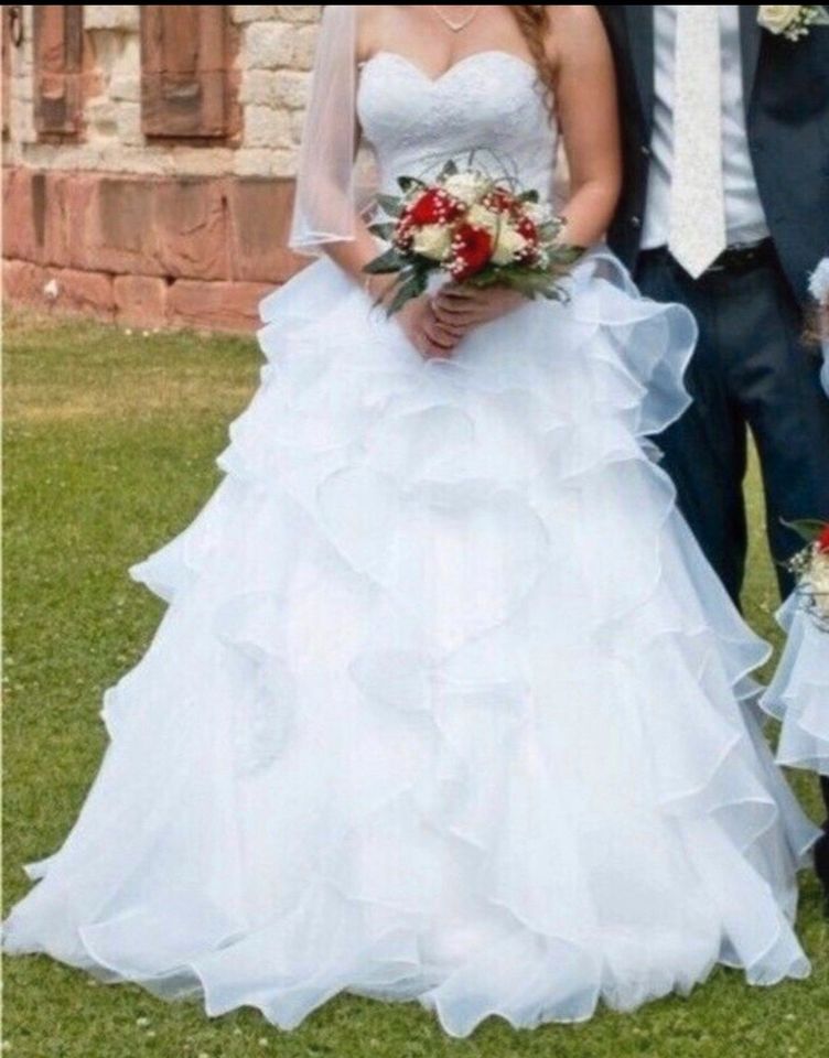 Braut Hochzeit Prinzessin Kleid Herzförmig mit Stufen Tüll 34-38 in Hochheim am Main