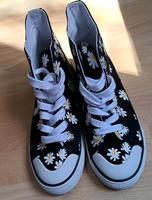 Halbhohe Sneaker mit Blümchen - ähnlich Chucks Hessen - Wiesbaden Vorschau