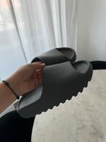 Yeezy adidas slides in grau Herren Baden-Württemberg - Rheinstetten Vorschau