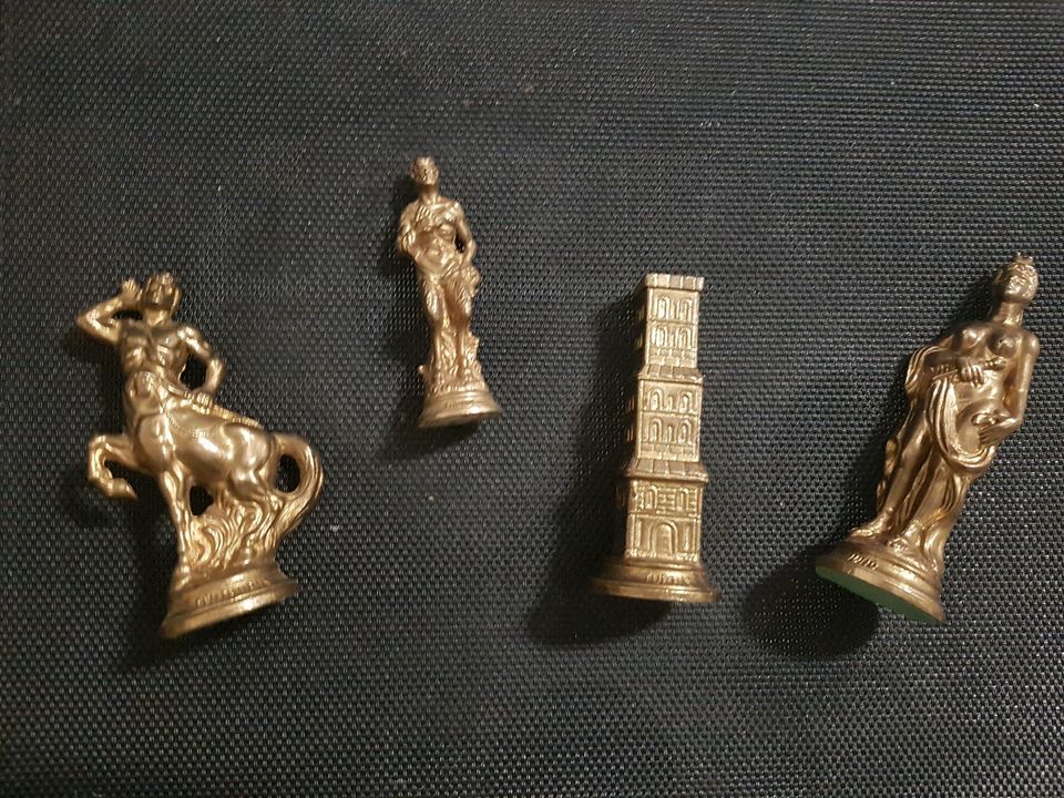 Schachbrett Figuren aus Metall in gold in Köln