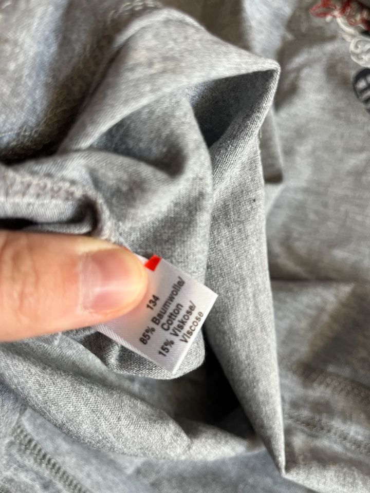 graues robustes T-Shirt Jungen Größe 134 in Ingelfingen