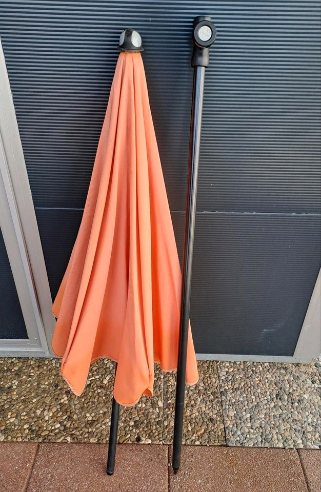 Orangener Sonnenschirm / Schirm in Tuningen