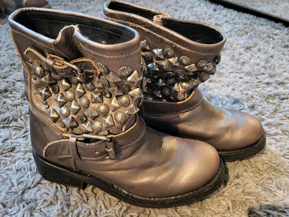 Leder Marken Stiefelette mit Nieten in Alsdorf