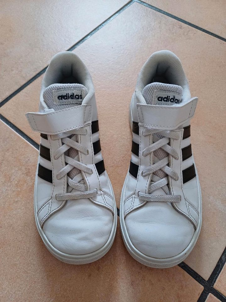 Sneaker adidas in Niederwinkling