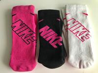 Nike Sportsocken – 3 Paar – Weiß, Rosa & Schwarz – Neu München - Ludwigsvorstadt-Isarvorstadt Vorschau