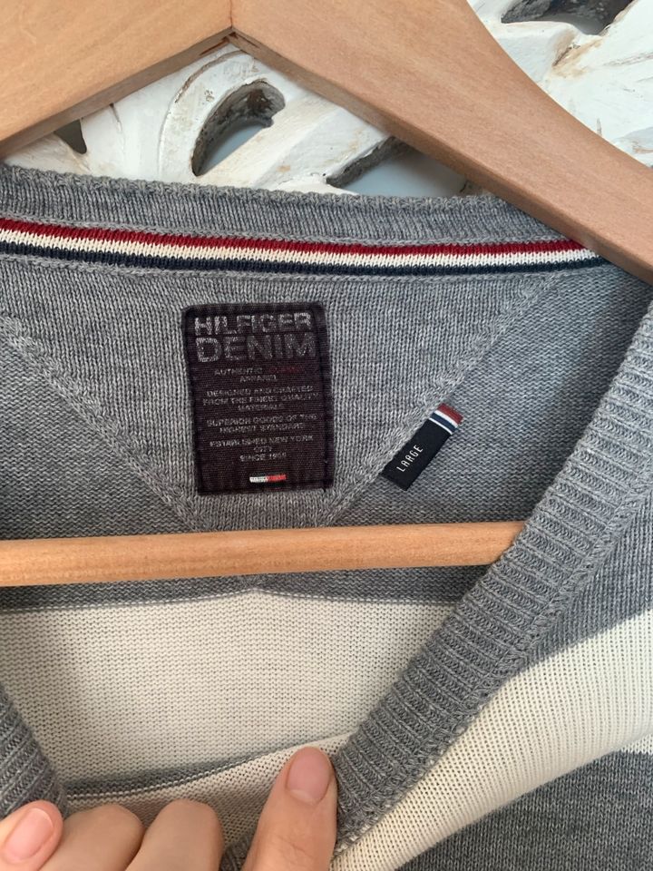 Hilfiger Denim Pullover weiß grau gestreift L in Kronberg im Taunus