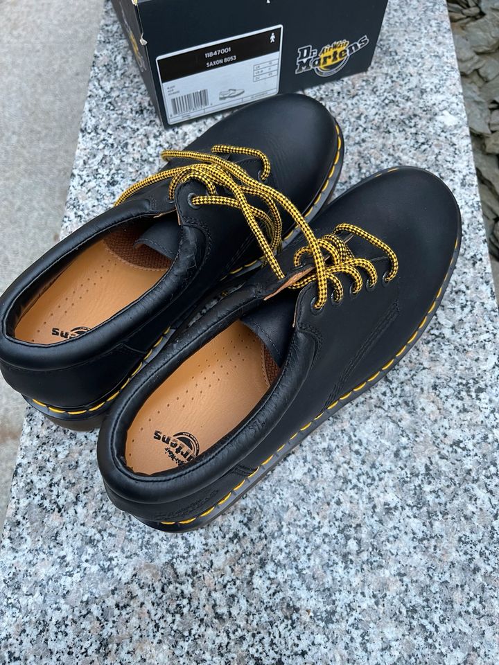 Dr. Martens  Saxon 8053 Schwarz mit Gelben Nähten / Übersee in Oberweißbach