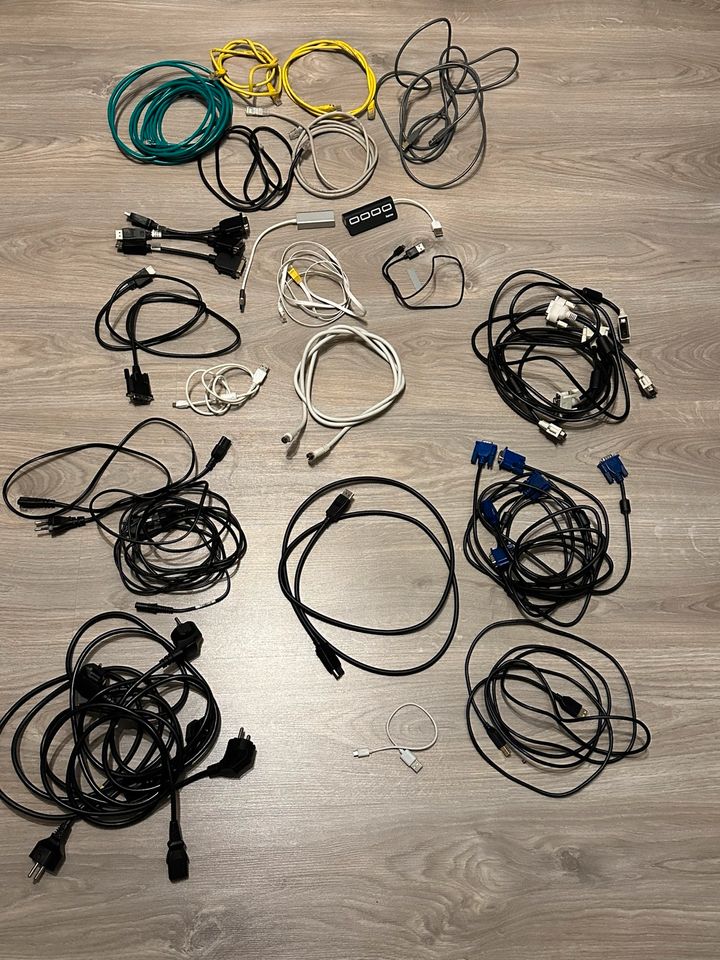 Viele verschiedene Kabel/Adapter in Regnitzlosau