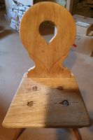 alter Stuhl Holz mit gesteckter Rückenlehne  Handarbeit Niedersachsen - Hemslingen Vorschau