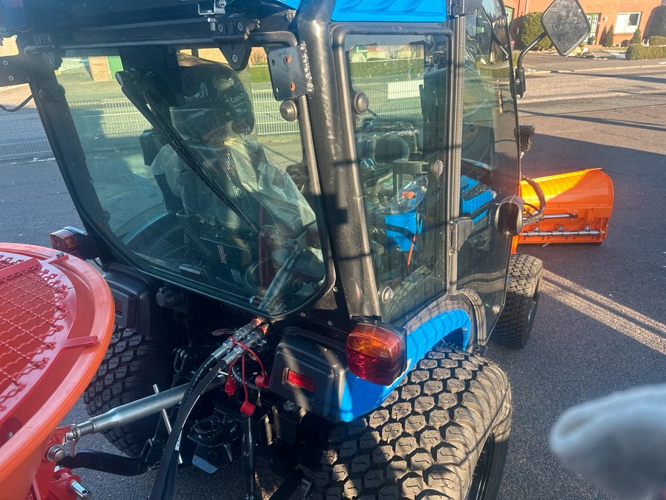 Solis 26 HST Winterdienst Schneeschild Schneepflug Varioschild Schneeräumer Salzstreuer in Meggerdorf