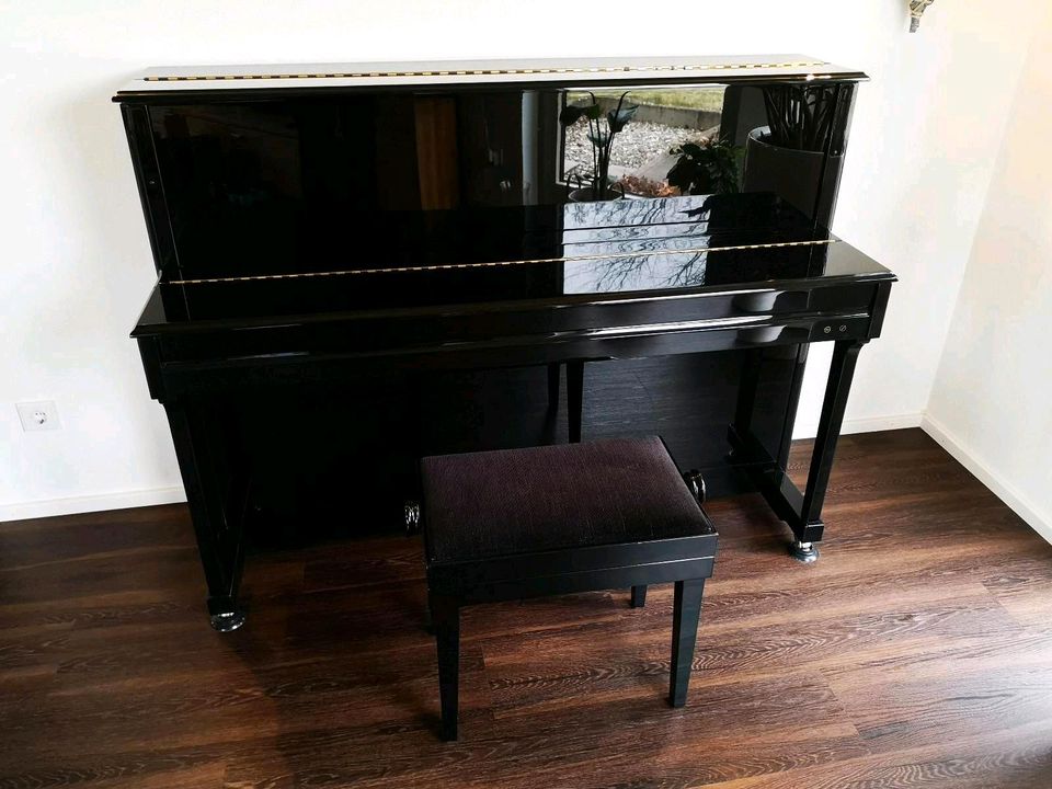 Klavierbank höhenverstellbar schwarz poliert ohne Klavier in Göppingen