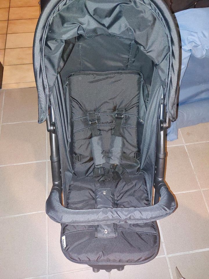 Kinderwagen mit Schlafsack in Schwendi