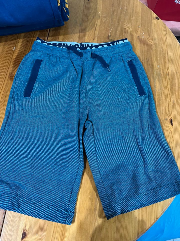 Shorts kurze Hose 152 in Hennweiler