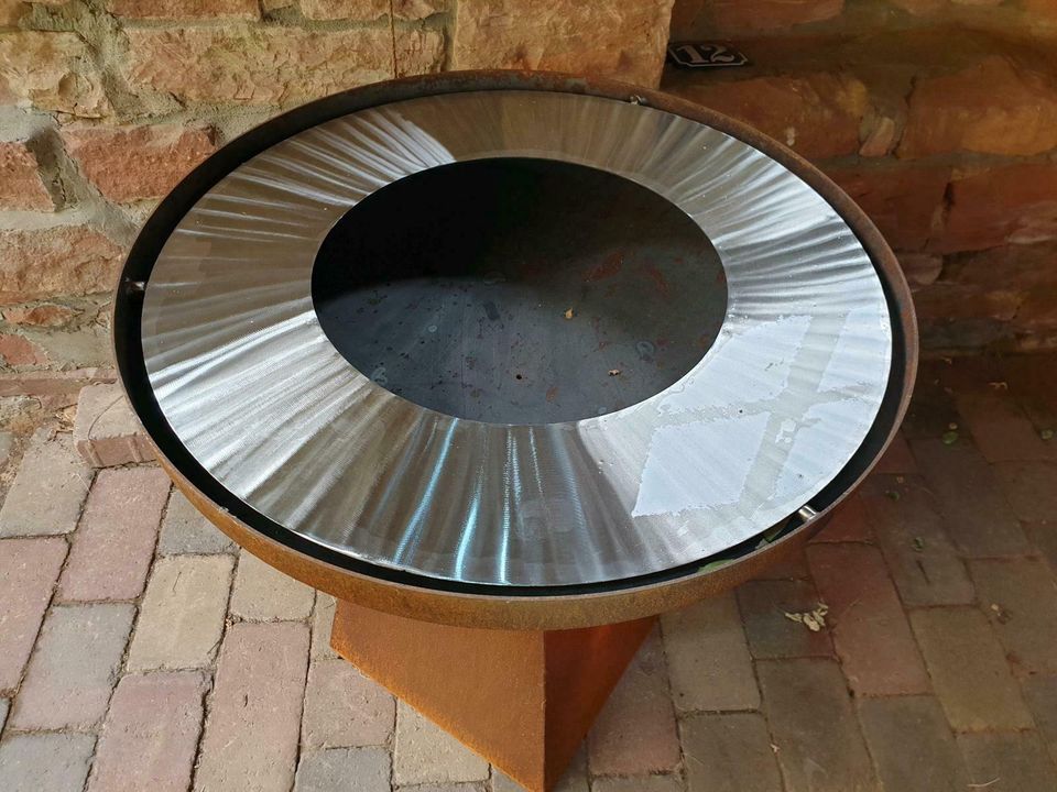 Feuerschale Feuersäule mit Grillring/Plancha  Drm. 70cm in Mömlingen