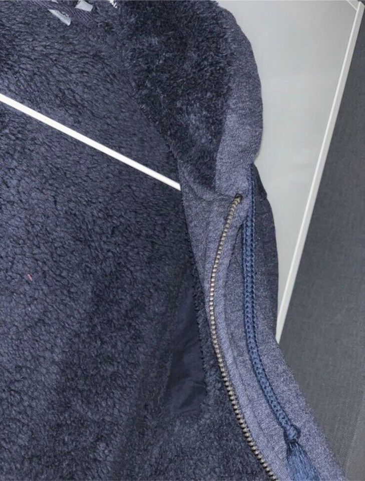 Blaue gefütterte Sweatshirt Jacke Größe M in Kaub