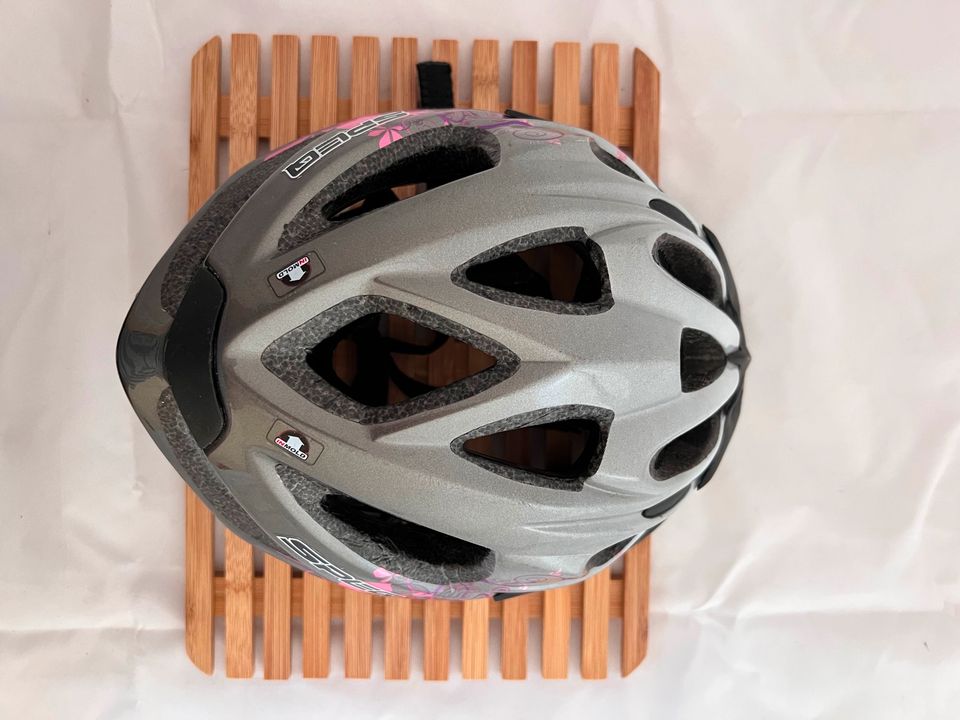 Grauer Fahrradhelm, für Mädchen, bzw. kleine Köpfe in Fürstenau