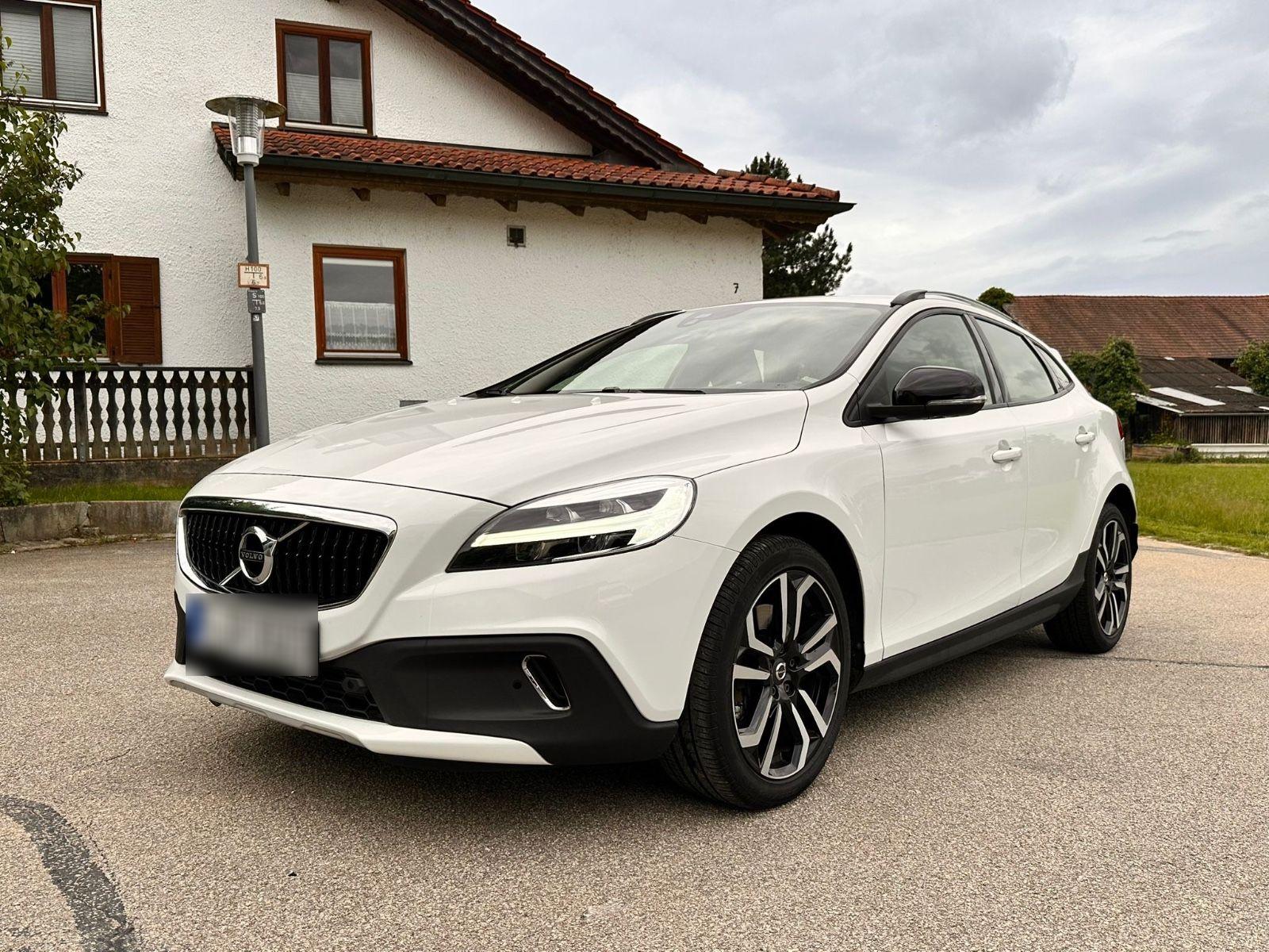 Abbildung des Autos Volvo V40 Cross Country …
