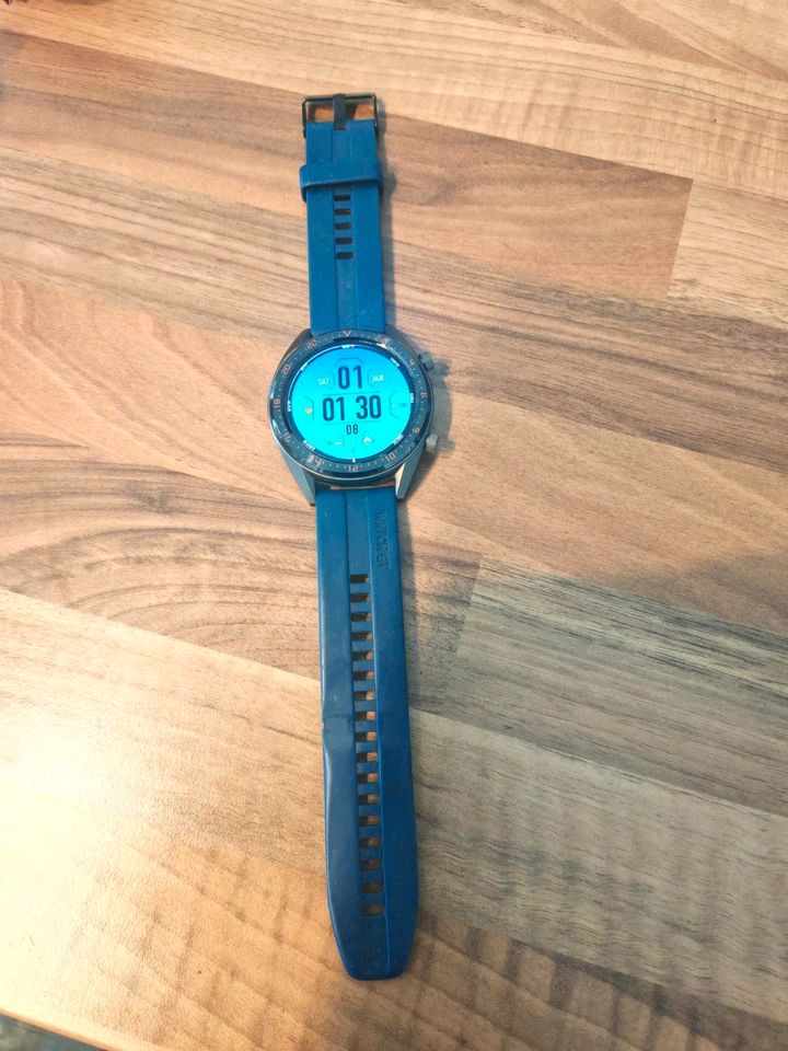 Huawei GT watch mit Aufladekabel in Trier