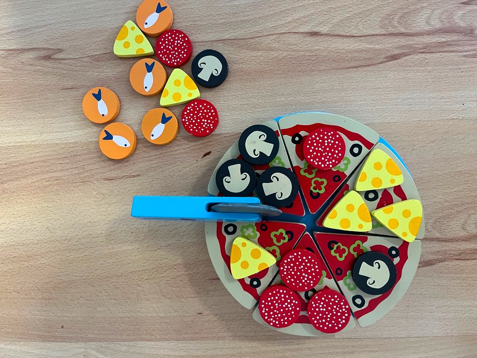 itsImagical  Pizza, Pizza-Zutaten aus Holz, für die Spielküche in Lüneburg