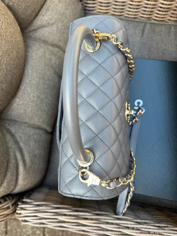 Chanel Coco Handle 2023 grau wie neu Tasche Handtasche in Berlin