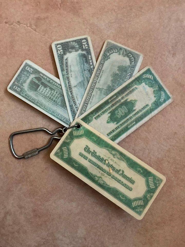 alter origineller Schlüsselanhänger, Motiv Spielgeld alte Dollars in Dommitzsch