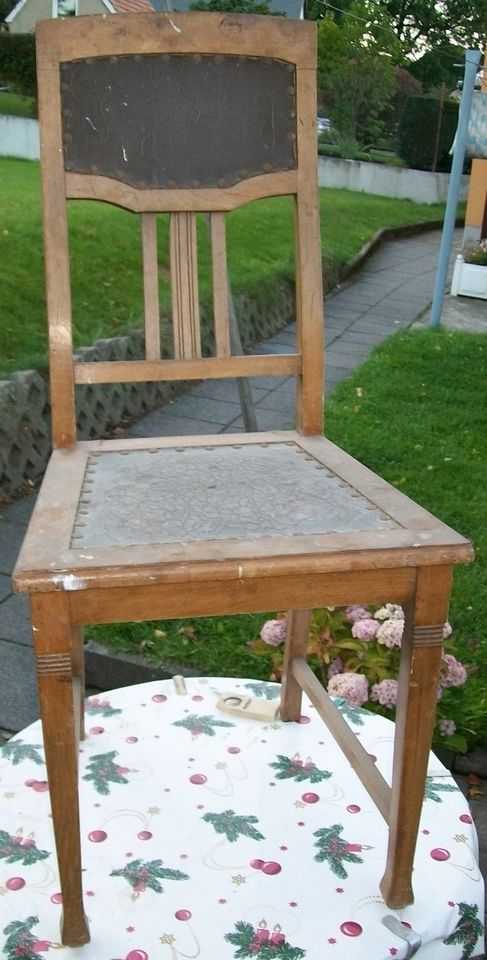 Alter antiker Stuhl mit Ledersitz in Seifhennersdorf