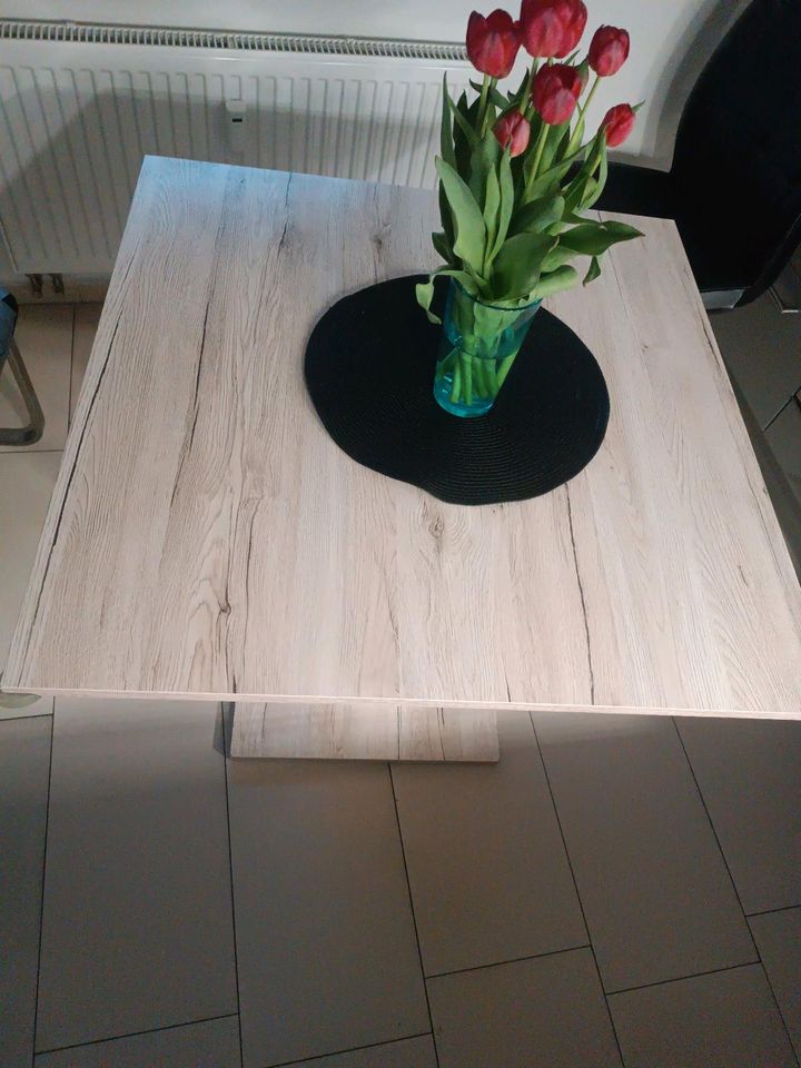 Küchen Holz Tisch / kleiner Tisch 80x80x80 in Neuenstein