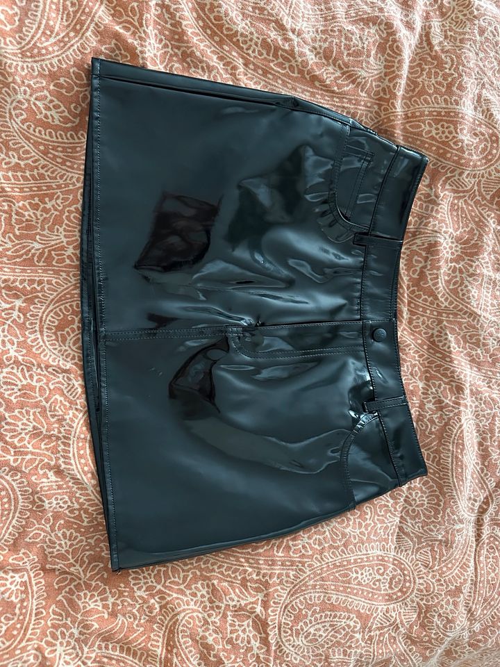 Shiny laquer Micro skirt in Reken