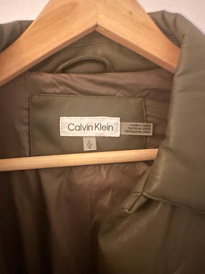 Calvin Klein Khaki Jacke / Fake Leder / Gr.S in Berlin