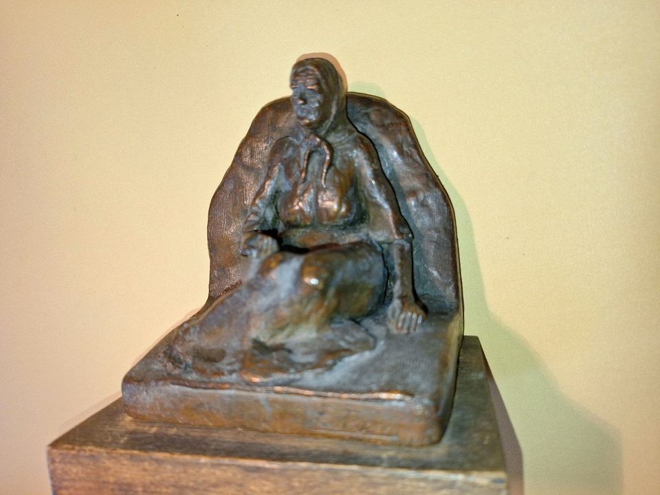 Skulptur  wohl um 1920 ,,Alte Frau sitzend  Bettelt in Frankfurt am Main