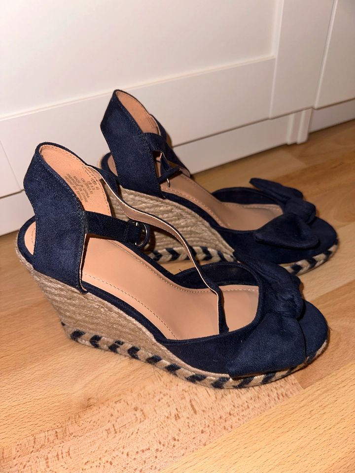 Sandalen Sandalette mit Keilabsatz und Schleife H&M Größe 40 in Mettmann