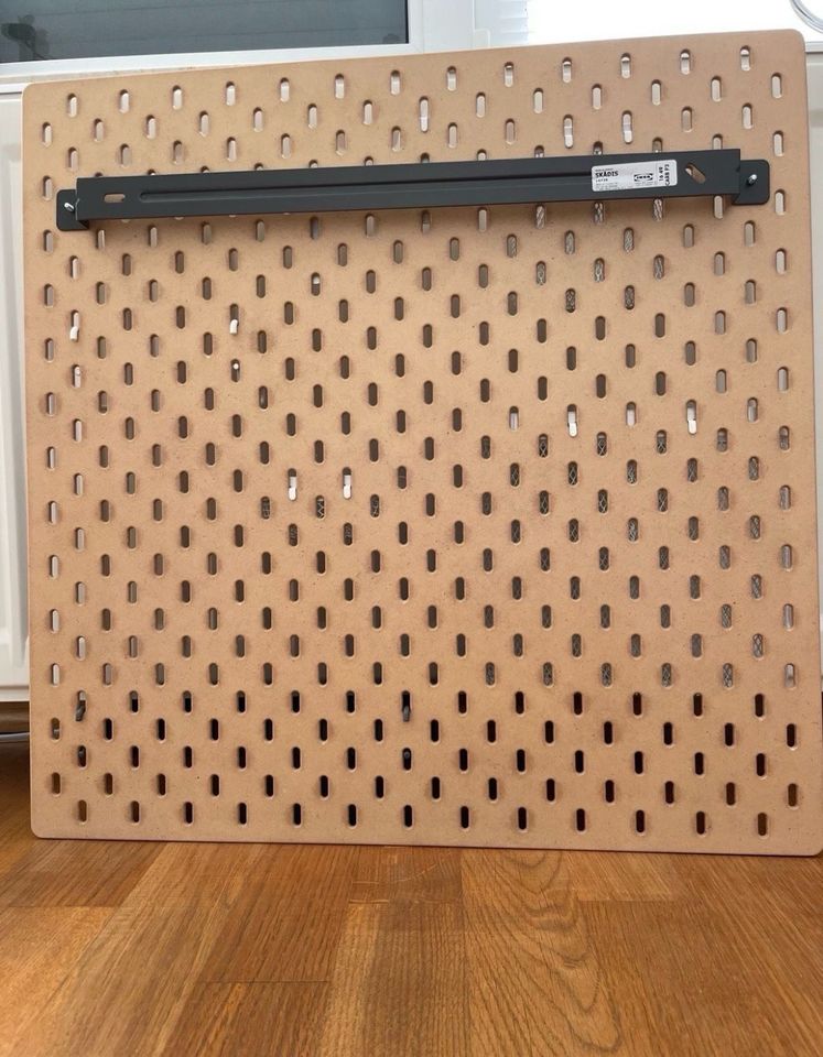 Pinnboard mit verschiedenen Elementen SKADIS IKEA in Stuttgart