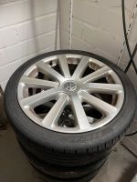 Komplettrad 225 40 18 7,5Jx,18H2 ET49 Alufelge VW Touran Golf Nordrhein-Westfalen - Borken Vorschau