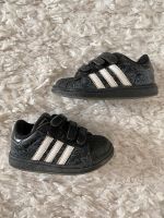 Adidas Kinderschuhe Sneaker mit Klett Größe 22-23 schwarz weiß Niedersachsen - Braunschweig Vorschau