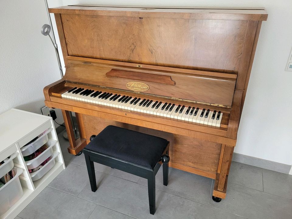 Braunes, altes Klavier, inkl. Klavierhocker schwarz in Vaihingen an der Enz