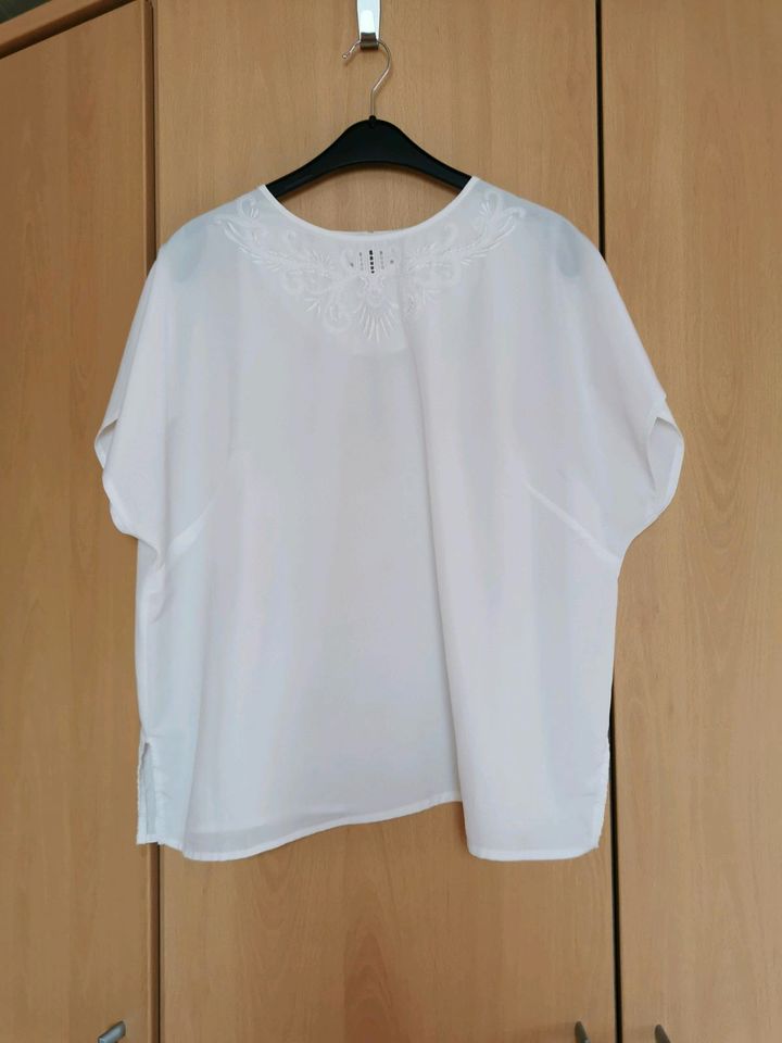 Hübsche weiße Bluse mit Muster Größe 50 in Rogätz