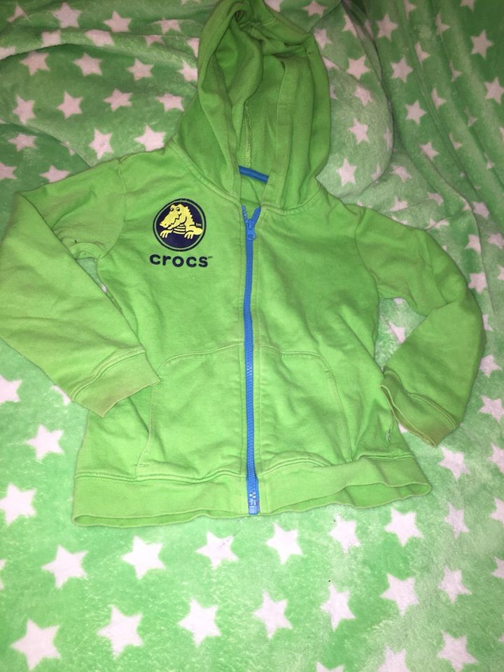 Crocs Jogginganzug Gr. 110 T-Shirt Jacke Hose grün blau in Wetter (Ruhr)