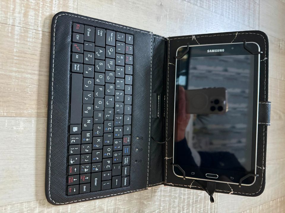 Samsung Tablet SM-T230 8GB schwarz (7 Zoll) mit Tastaturhülle in Moers