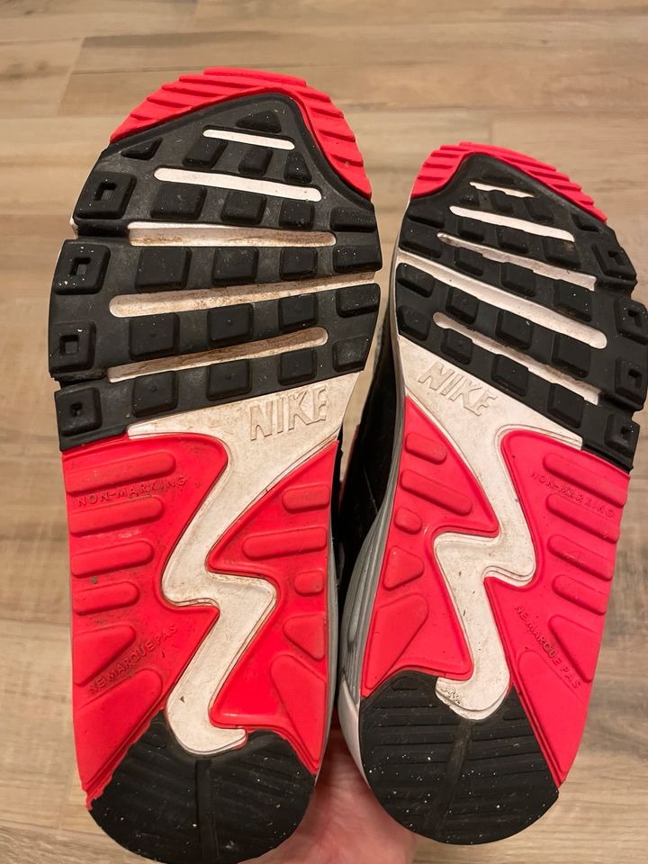 NIKE AIR Größe 33,5 in Wendlingen am Neckar