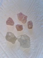 4 Rosenquarz Steine und 2 weiße Bergkristall Rohsteine Hessen - Linden Vorschau