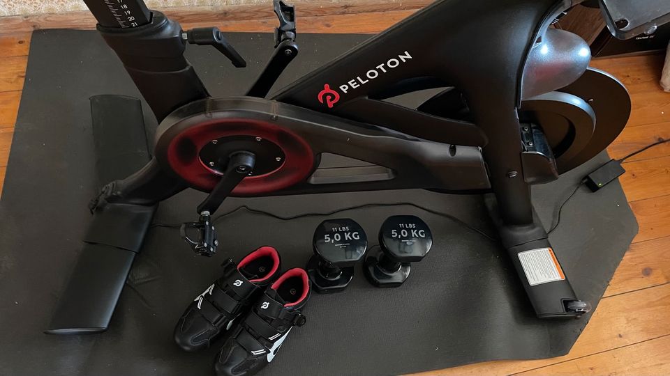 Peloton Bike Standard Fahrrad Heimtrainer in Raisting