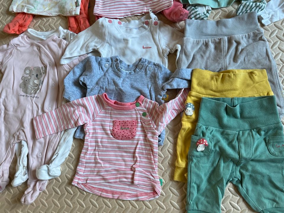 Baby Kleidung gr. 50-56 in Lörrach